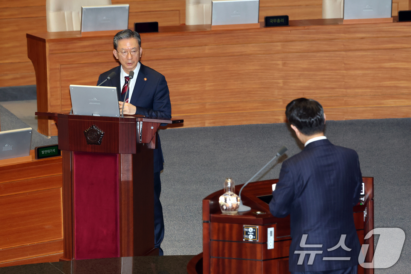 (서울=뉴스1) 이승배 기자 = 13일 서울 여의도 국회에서 열린 제434국회(임시회) 제4차 본회의 교육·사회·문화 분야에 관한 대정부질문에서 정성호 법무부 장관이 김영호 더불어 …