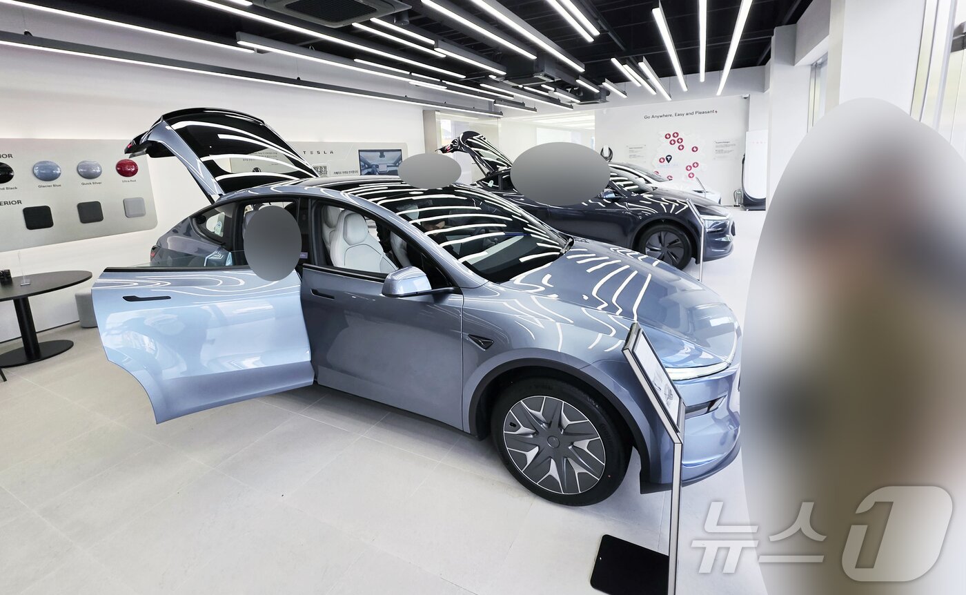 본문 이미지 - 테슬라의 호남권 첫 매장이 오픈한 13일 광주 북구 중흥동 광주 스토어에 시민들의 발걸음이 이어지고 있다. 2026.4.13 ⓒ 뉴스1 이수민 기자