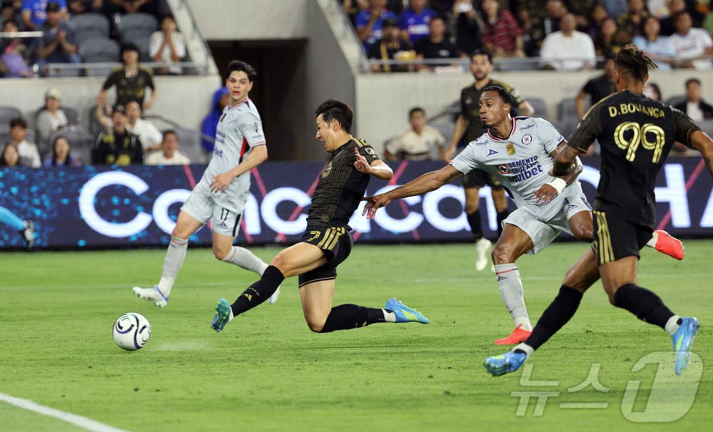 본문 이미지 - 크루즈 아슬을 상대로 득점하는 손흥민 ⓒ AFP=뉴스1