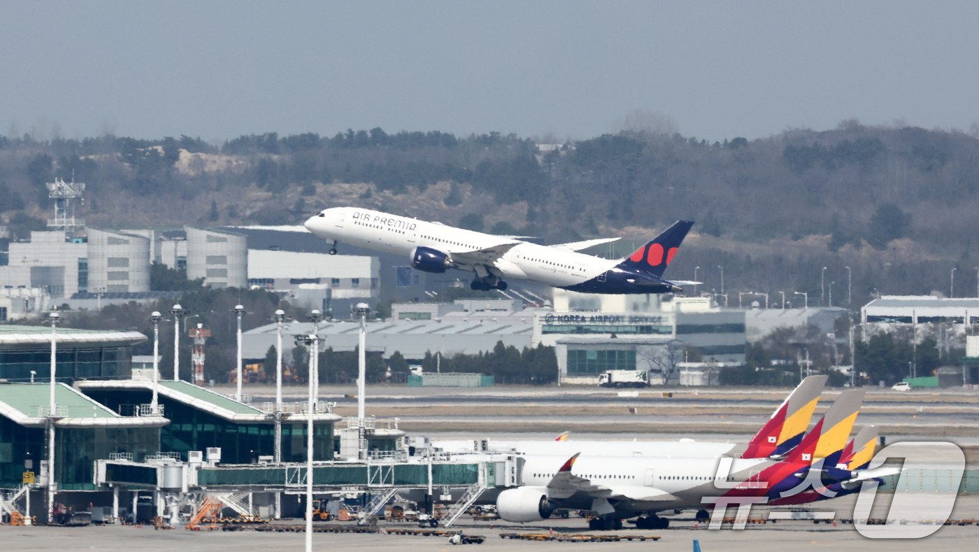 (인천공항=뉴스1) 최지환 기자 = 5월 유류할증료 공개를 앞둔 13일 인천국제공항에서 여객기가 이륙하고 있다.33단계 중 최소 31단계 이상이 예상되며 이에 따라 미주 노선 편도 …
