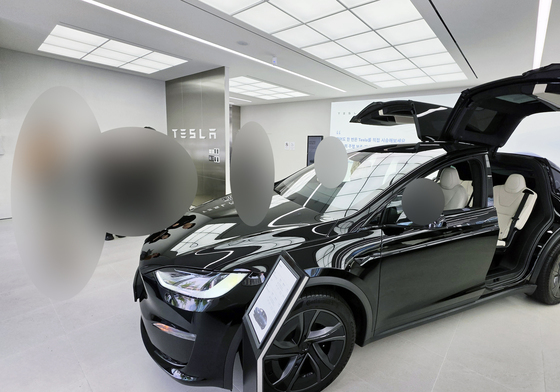 [르포] "사이버트럭 직접 보니 신기"…테슬라 광주 매장 오픈에 소비자 발길