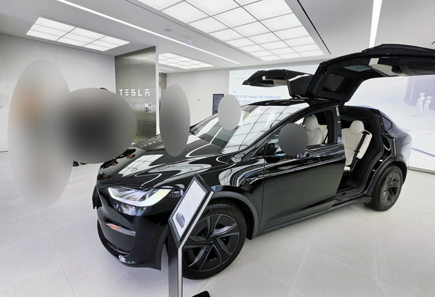 [르포] "사이버트럭 직접 보니 신기"…테슬라 광주 매장 오픈에 소비자 발길