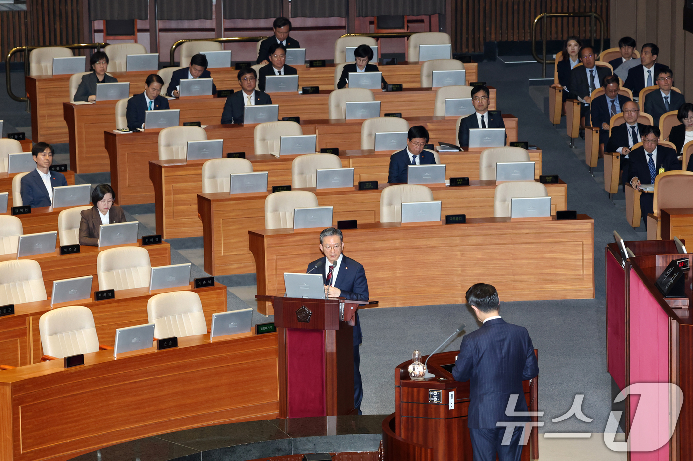 (서울=뉴스1) 이승배 기자 = 13일 서울 여의도 국회에서 열린 제434국회(임시회) 제4차 본회의 교육·사회·문화 분야에 관한 대정부질문에서 정성호 법무부 장관이 김영호 더불어 …