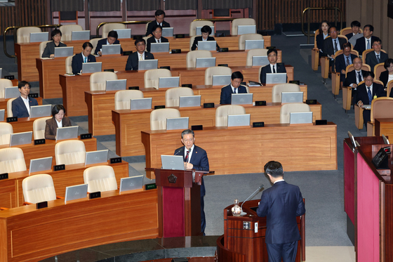 대정부질문 답변하는 정성호 장관