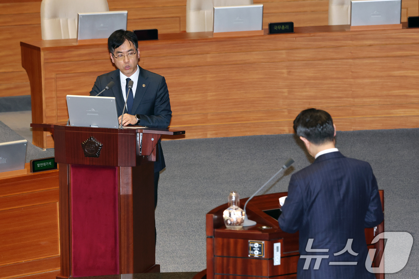 (서울=뉴스1) 이승배 기자 = 13일 서울 여의도 국회에서 열린 제434국회(임시회) 제4차 본회의 교육·사회·문화 분야에 관한 대정부질문에서 김민재 행정안전부 차관이 김영호 더 …