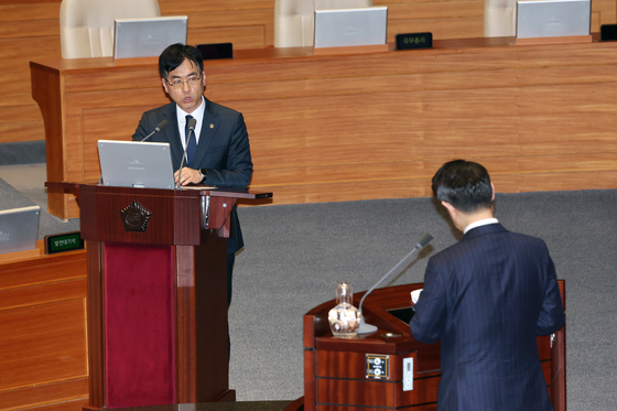 대정부질문 답변하는 김민재 차관