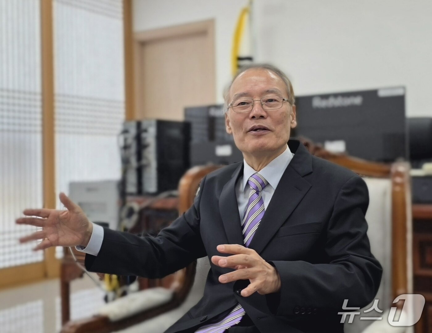 본문 이미지 - 13일 독립기념관장에 취임한 김희곤 신임 관장이 기념관 운영 계획 등에 대해 이야기하고 있다. 2026.4.13./뉴스1 이시우 기자