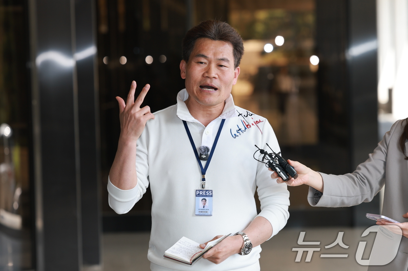 (서울=뉴스1) 임세영 기자 = 보수 성향 유튜버 전한길 씨가 13일 이재명 대통령과 이준석 개혁신당 대표 관련 명예훼손 등의 혐의로 구속영장 청구 전 피의자 조사를 받기 위해 서 …