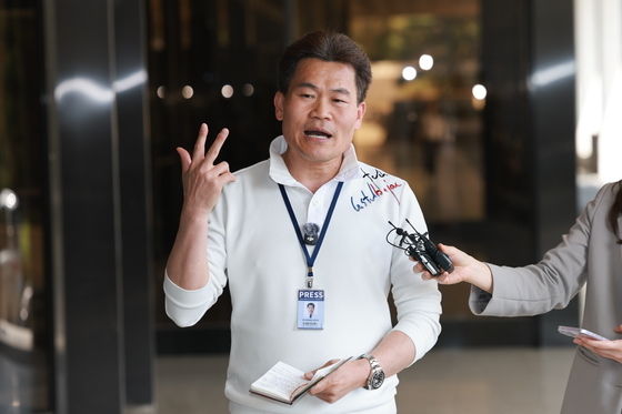 검찰 출석하며 입장 밝히는 전한길