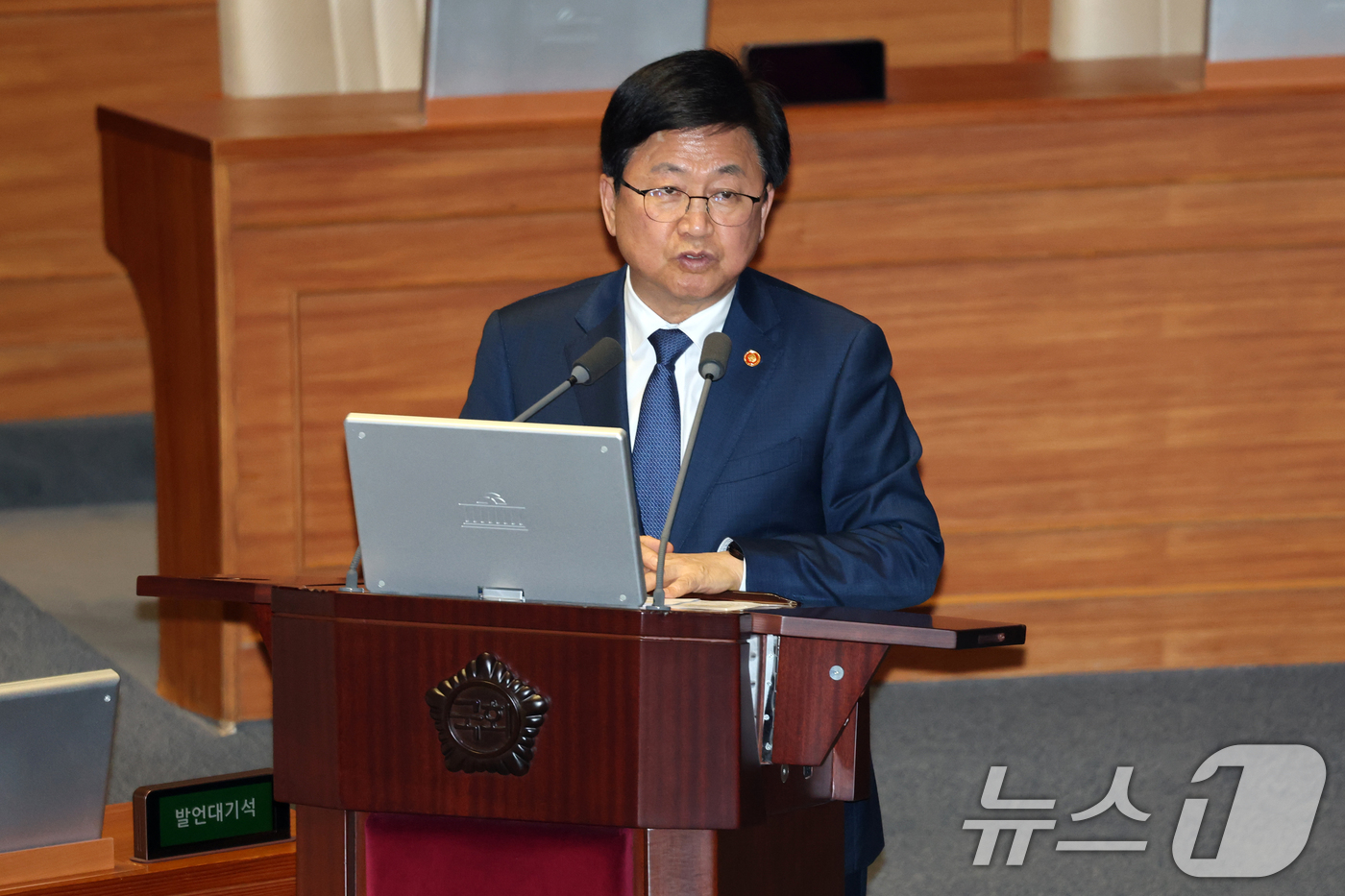 (서울=뉴스1) 이승배 기자 = 13일 서울 여의도 국회에서 열린 제434국회(임시회) 제4차 본회의 교육·사회·문화 분야에 관한 대정부질문에서 최교진 부총리 겸 교육부 장관이 김 …