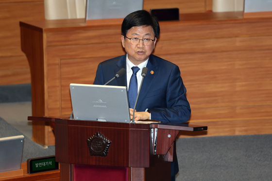 답변 이어가는 최교진 교육부 장관