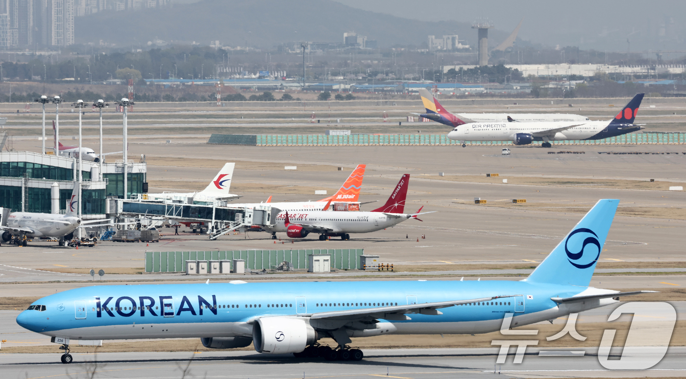 (인천공항=뉴스1) 최지환 기자 = 5월 유류할증료 공개를 앞둔 13일 인천국제공항에서 여객기가 이동하고 있다.33단계 중 최소 31단계 이상이 예상되며 이에 따라 미주 노선 편도 …