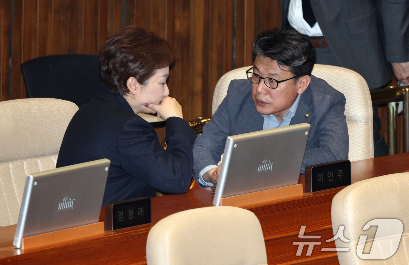 (서울=뉴스1) 이승배 기자 = 13일 서울 여의도 국회에서 열린 제434국회(임시회) 제4차 본회의에서 이언주·진성준 더불어민주당 의원이 대화하고 있다. 2026.4.13/뉴스1 …