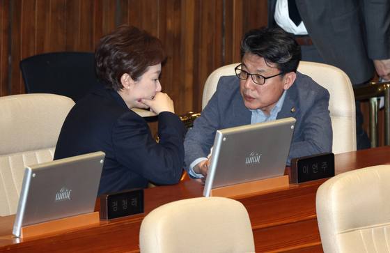 대화 나누는 이언주·진성준