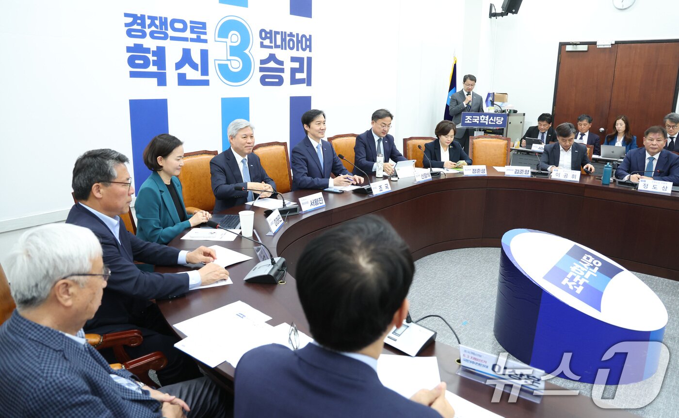 본문 이미지 - 조국 조국혁신당 대표가 13일 서울 여의도 국회에서 열린 최고위원회-시도당위원장연석회의를 주재하고 있다. 2026.4.13 ⓒ 뉴스1 신웅수 기자