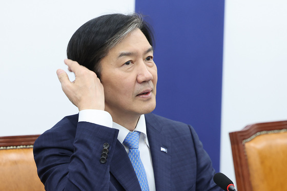 회의 참석하는 조국 대표