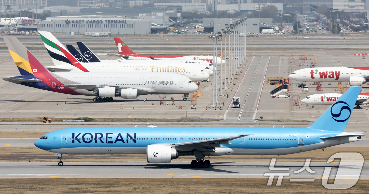 (서울=뉴스1) 최지환 기자 = 5월 유류할증료 공개를 앞둔 13일 인천국제공항에서 여객기가 이동하고 있다.33단계 중 최소 31단계 이상이 예상되며 이에 따라 미주 노선 편도 유 …