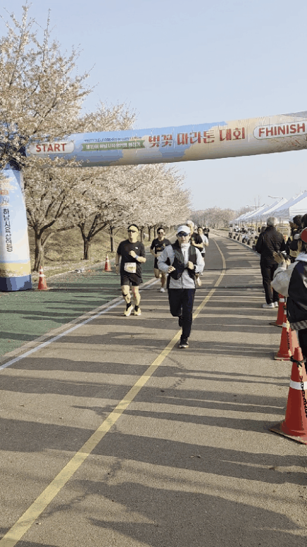 본문 이미지 - 하남시 벚꽃마라톤대회에 참가한 서울시수의사회 회원 권기범 예은동물의료센터 원장(왼쪽)과 이기종 로얄동물메디컬센터원장이 반환 지점에 도달하면서 환호하고 있다. ⓒ 뉴스1 한송아 기자