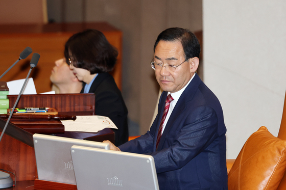 의장석 자리한 주호영 국회부의장