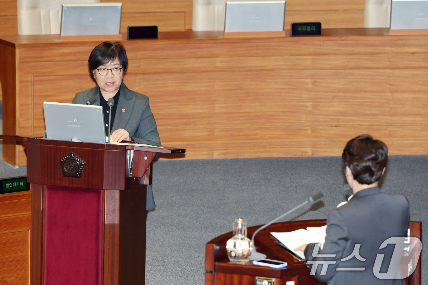 (서울=뉴스1) 이승배 기자 = 13일 서울 여의도 국회에서 열린 제434국회(임시회) 제4차 본회의 교육·사회·문화 분야에 관한 대정부질문에서 정은경 보건복지부 장관이 의원 질의 …