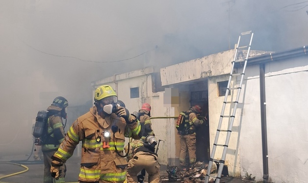 경북 경산 단독주택에 불…거주자 1명 숨진 채 발견