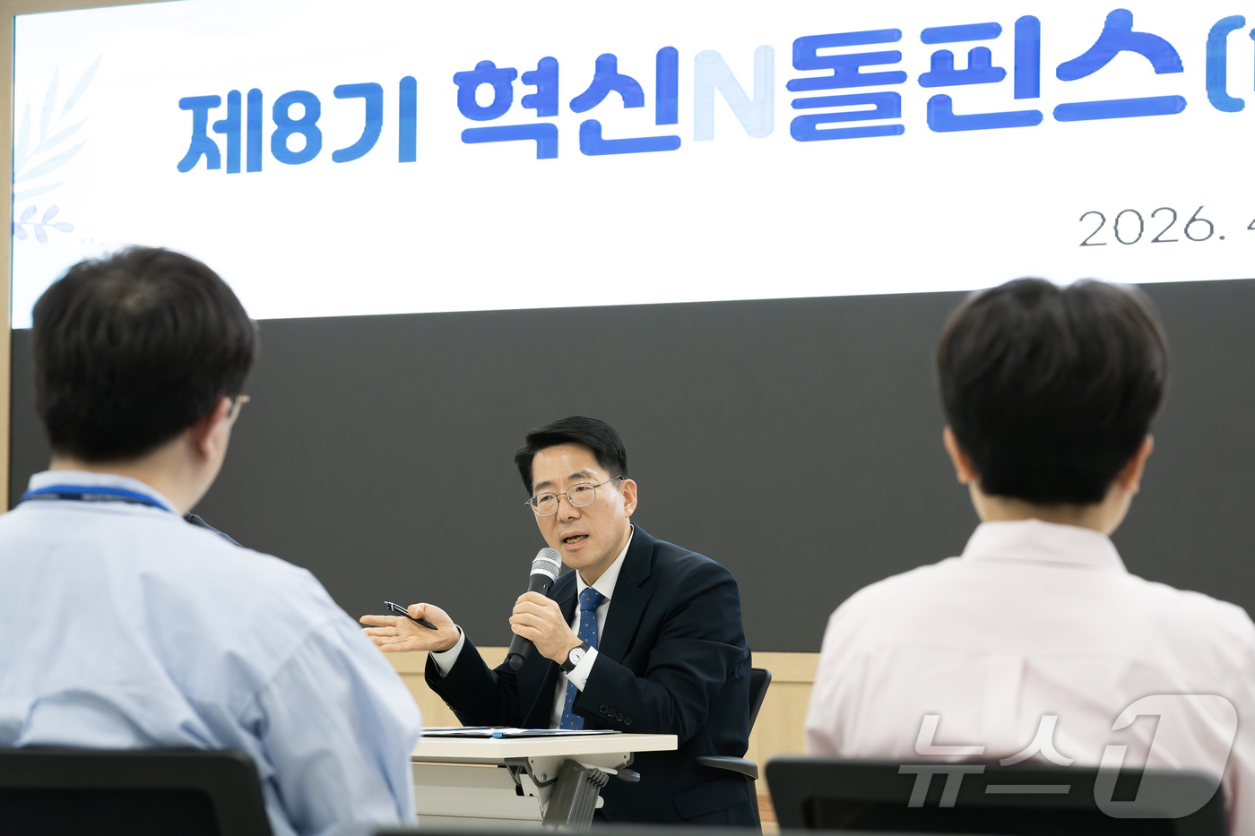 (서울=뉴스1) = 황종우 해양수산부 장관이 13일 해양수산부 별관 대강당에서 열린 제8기 혁신엔(N)돌핀스(해양수산 어벤져스) 첫모임에서 청년 공무원들과 대화하고 있다. (해양수 …