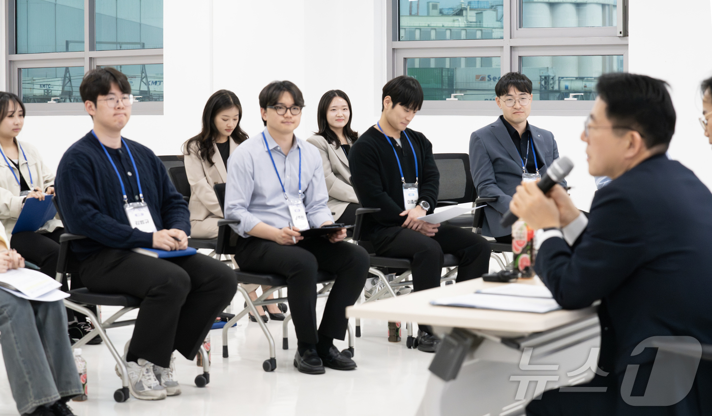 (서울=뉴스1) = 황종우 해양수산부 장관이 13일 해양수산부 별관 대강당에서 열린 제8기 혁신엔(N)돌핀스(해양수산 어벤져스) 첫모임에서 청년 공무원들과 대화하고 있다. (해양수 …