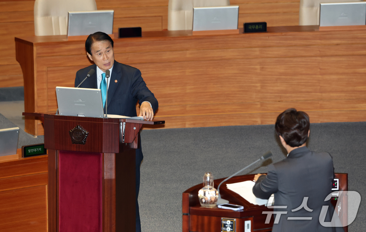 (서울=뉴스1) 이승배 기자 = 13일 서울 여의도 국회에서 열린 제434국회(임시회) 제4차 본회의 교육·사회·문화 분야에 관한 대정부질문에서 권오을 국가보훈부 장관이 의원 질의 …