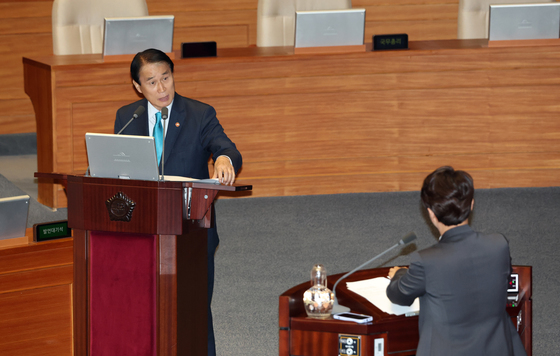 대정부질문 답변하는 권오을 국가보훈부 장관