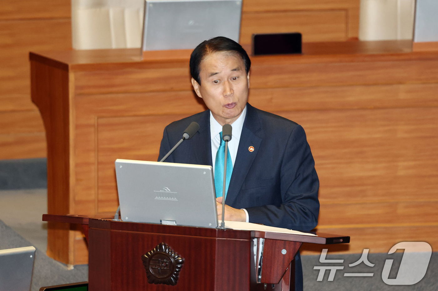 (서울=뉴스1) 이승배 기자 = 13일 서울 여의도 국회에서 열린 제434국회(임시회) 제4차 본회의 교육·사회·문화 분야에 관한 대정부질문에서 권오을 국가보훈부 장관이 의원 질의 …