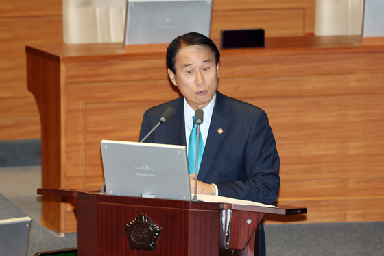 대정부질문 답변하는 권오을 장관