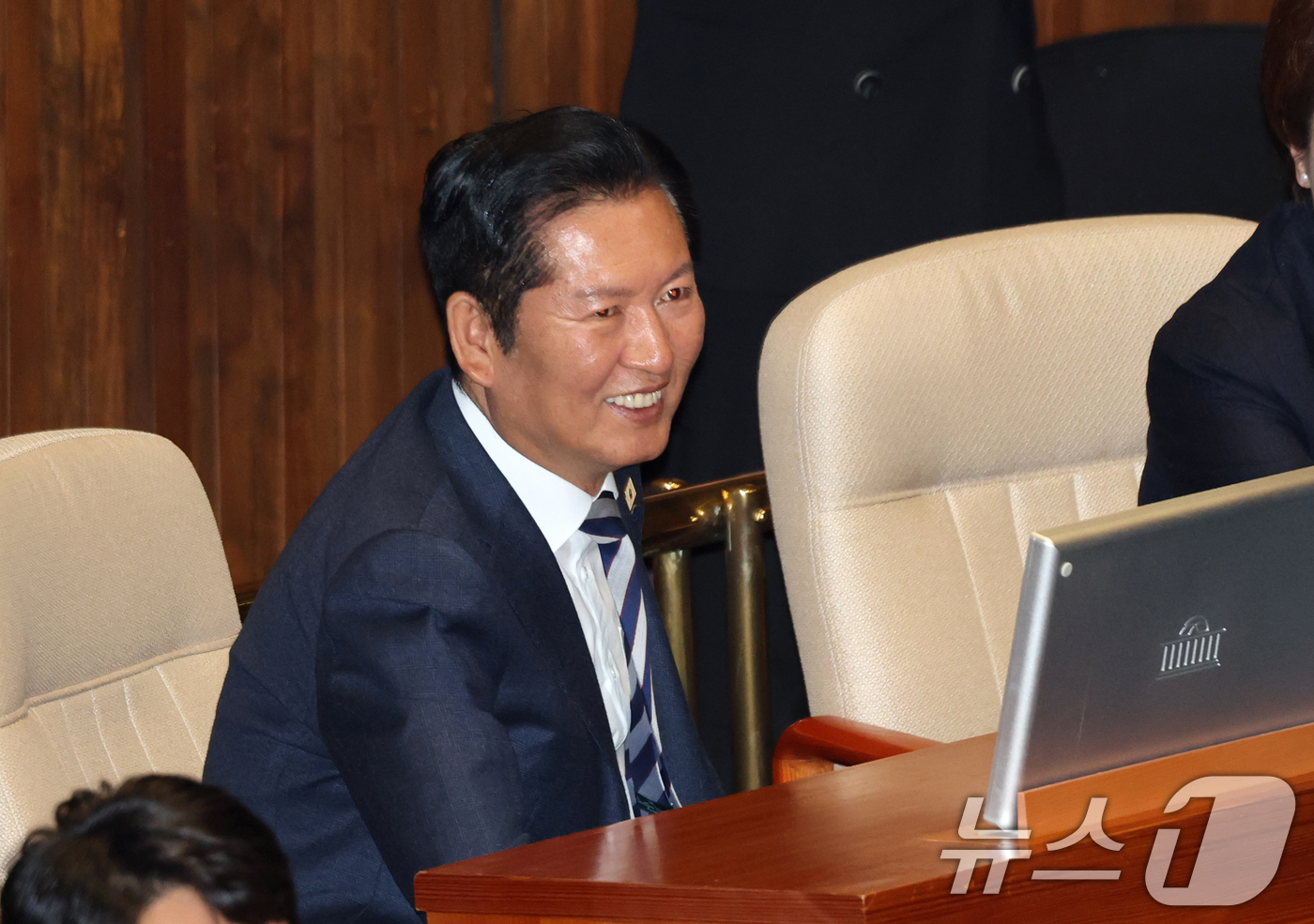 (서울=뉴스1) 이승배 기자 = 13일 서울 여의도 국회에서 열린 제434국회(임시회) 제4차 본회의에서 정청래 더불어민주당 대표가 미소 짓고 있다. 2026.4.13/뉴스1