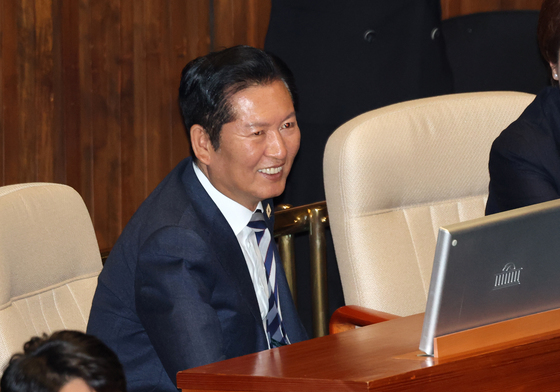 미소 짓는 정청래 대표