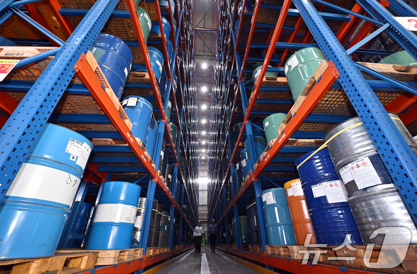 (안산=뉴스1) 김영운 기자 = 미국과 이란의 종전협상이 결렬되며 중동산 원유 수급, 생필품 원재료 수급 등의 불확실성이 커져가는 가운데 13일 경기 안산시 단원구 SP삼화 페인트 …