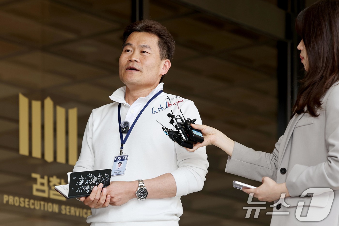 (서울=뉴스1) 조연우 인턴기자 = 보수 성향 유튜버 전한길 씨가 13일 이재명 대통령과 이준석 개혁신당 대표 관련 명예훼손 등의 혐의로 구속영장 청구 전 피의자 조사를 받기 위해 …