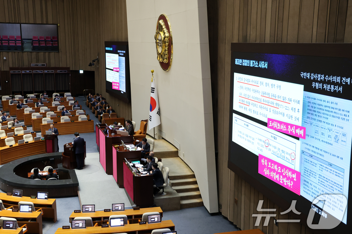 (서울=뉴스1) 이승배 기자 = 13일 서울 여의도 국회에서 열린 제434국회(임시회) 제4차 본회의 교육·사회·문화 분야에 관한 대정부질문에서 김영호 더불어민주당 의원이 정성호 …