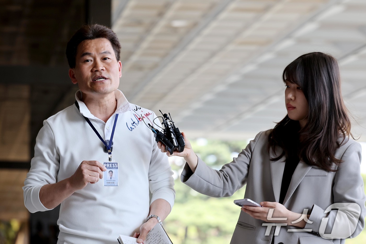 (서울=뉴스1) 조연우 인턴기자 = 보수 성향 유튜버 전한길 씨가 13일 이재명 대통령과 이준석 개혁신당 대표 관련 명예훼손 등의 혐의로 구속영장 청구 전 피의자 조사를 받기 위해 …