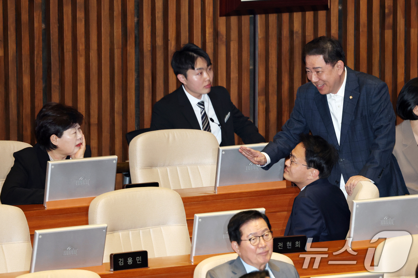 (서울=뉴스1) 이승배 기자 = 13일 서울 여의도 국회에서 열린 제434국회(임시회) 제4차 본회의에서 김병기 무소속 의원이 서영교·박주민 더불어민주당 의원들과 대화하고 있다. …