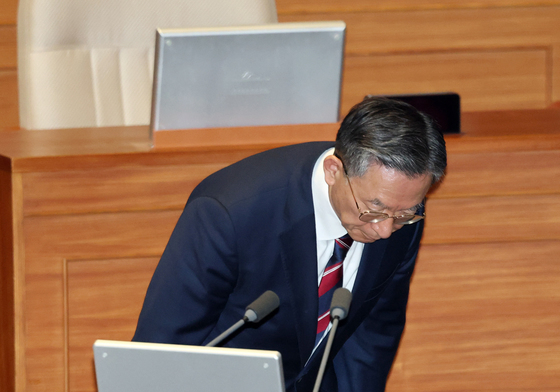 인사하는 정성호 법무부 장관