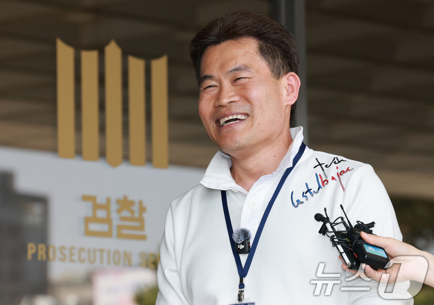 (서울=뉴스1) 임세영 기자 = 보수 성향 유튜버 전한길 씨가 13일 이재명 대통령과 이준석 개혁신당 대표 관련 명예훼손 등의 혐의로 구속영장 청구 전 피의자 조사를 받기 위해 서 …