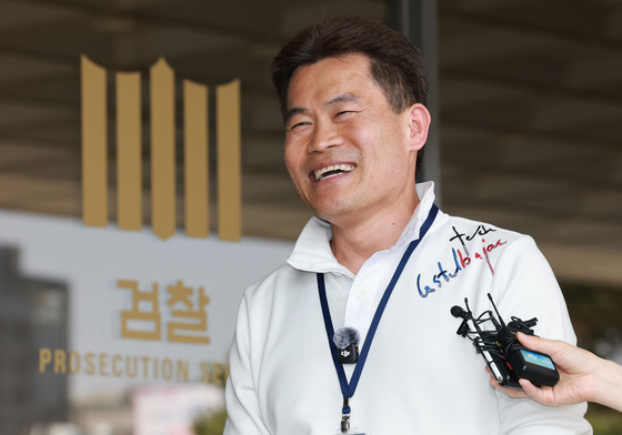 미소짓는 전한길