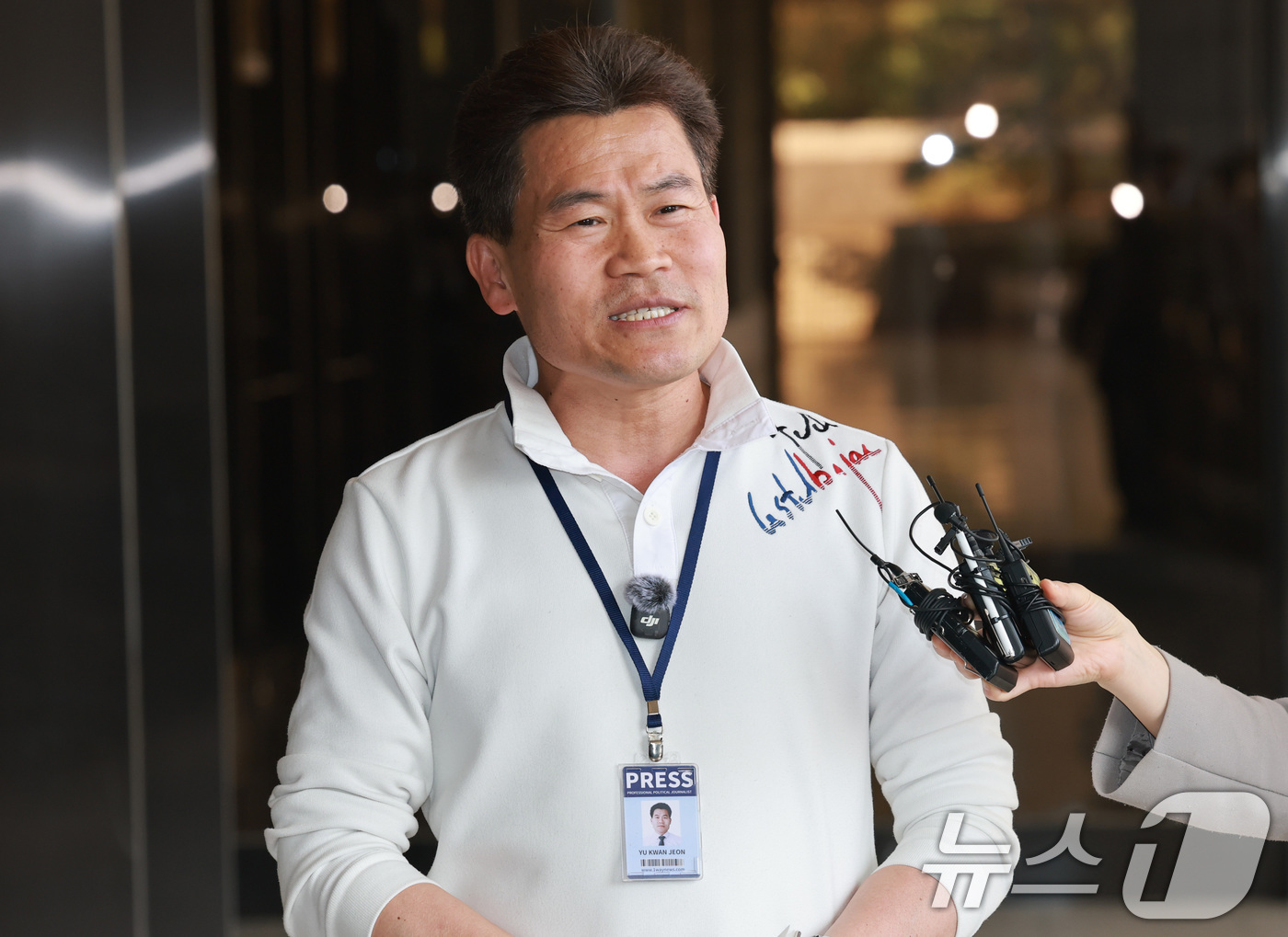 (서울=뉴스1) 임세영 기자 = 보수 성향 유튜버 전한길 씨가 13일 이재명 대통령과 이준석 개혁신당 대표 관련 명예훼손 등의 혐의로 구속영장 청구 전 피의자 조사를 받기 위해 서 …