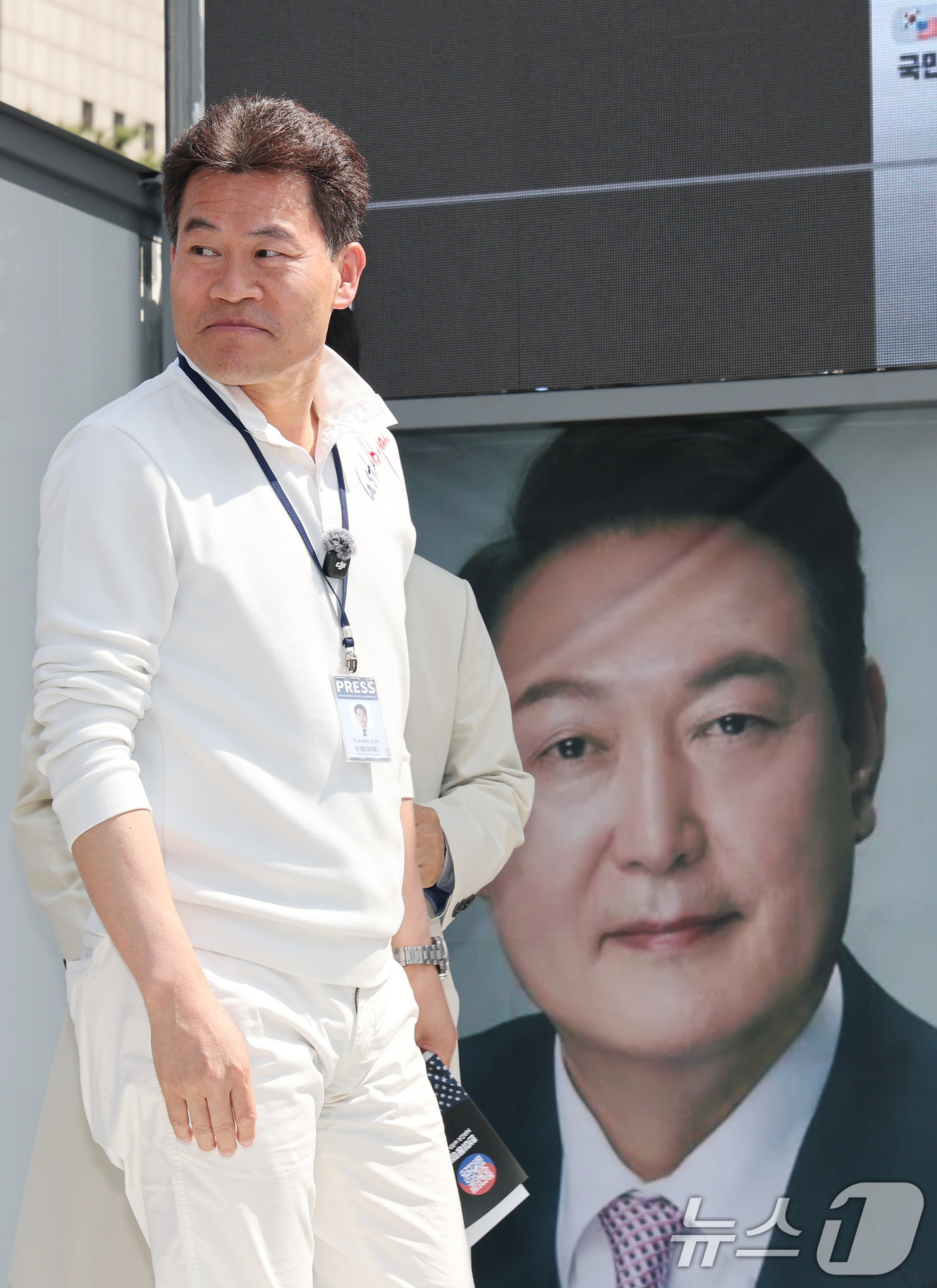 (서울=뉴스1) 임세영 기자 = 보수 성향 유튜버 전한길 씨가 13일 서울 서초구 서울중앙지방검찰청 앞에서 이재명 대통령과 이준석 개혁신당 대표 관련 명예훼손 등의 혐의로 구속영장 …