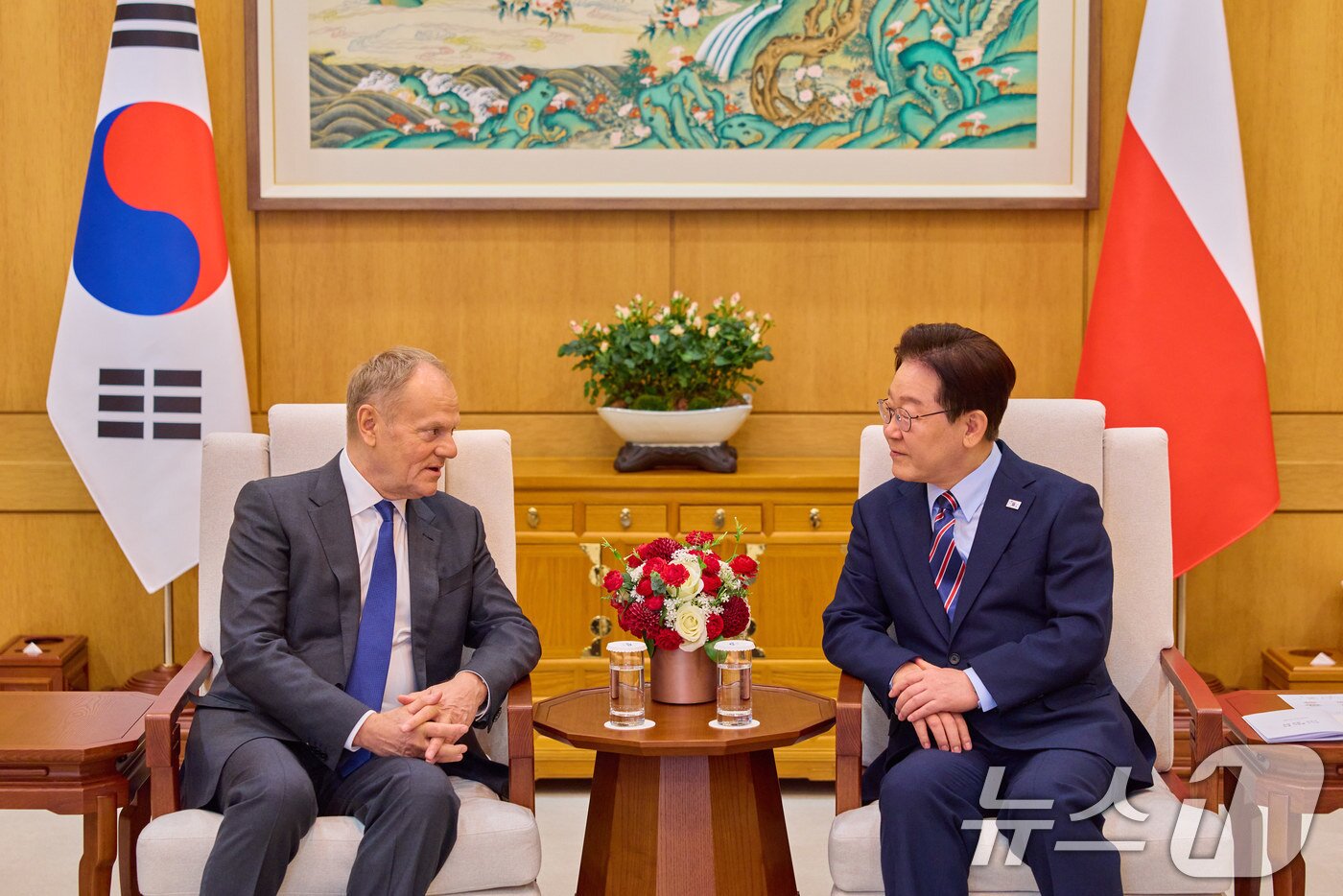 본문 이미지 - 이재명 대통령과 도날드 투스크 폴란드 총리가 13일 청와대에서 소인수 회담을 하고 있다. (청와대 제공. 재판매 및 DB 금지) 2026.4.13 ⓒ 뉴스1 이재명 기자
