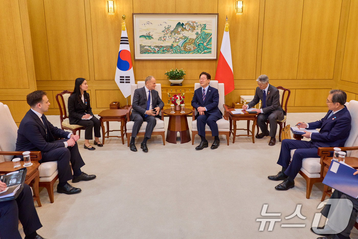 (서울=뉴스1) 이재명 기자 = 이재명 대통령과 도날드 투스크 폴란드 총리가 13일 청와대에서 소인수 회담을 하고 있다. (청와대 제공. 재판매 및 DB 금지) 2026.4.13/ …