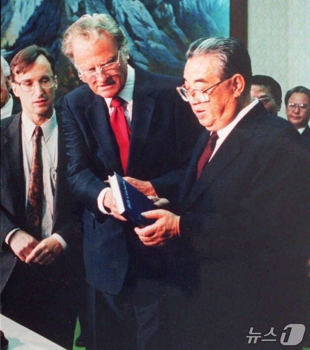 본문 이미지 - 빌리 그레이엄과 김일성 - wsj 갈무리