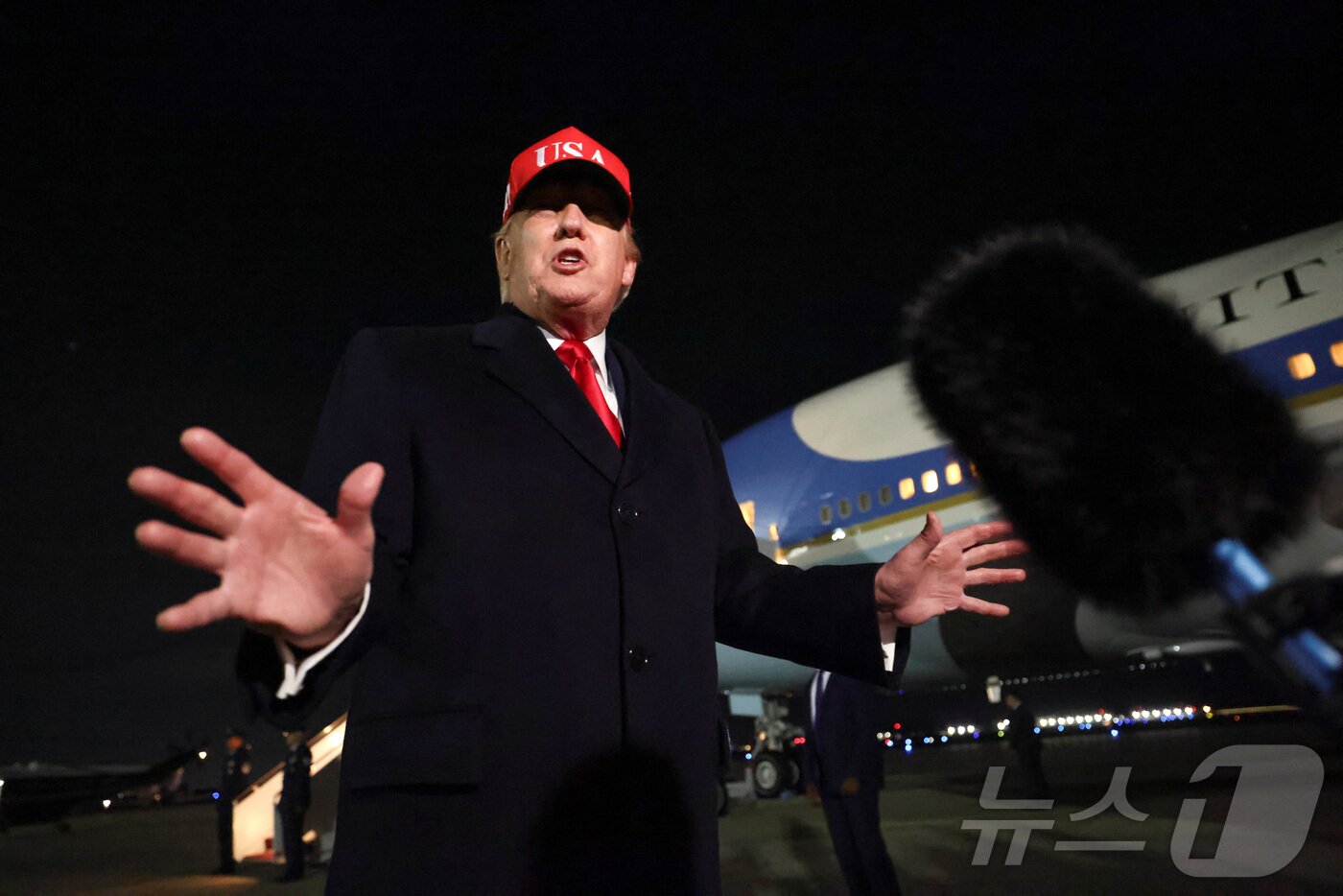 본문 이미지 - 도널드 트럼프 미국 대통령이 12일(현지시간) 메릴랜드주 앤드루스 합동기지에서 언론과 질의응답 시간을 갖고 있다. 2026.4.12 ⓒ 로이터=뉴스1