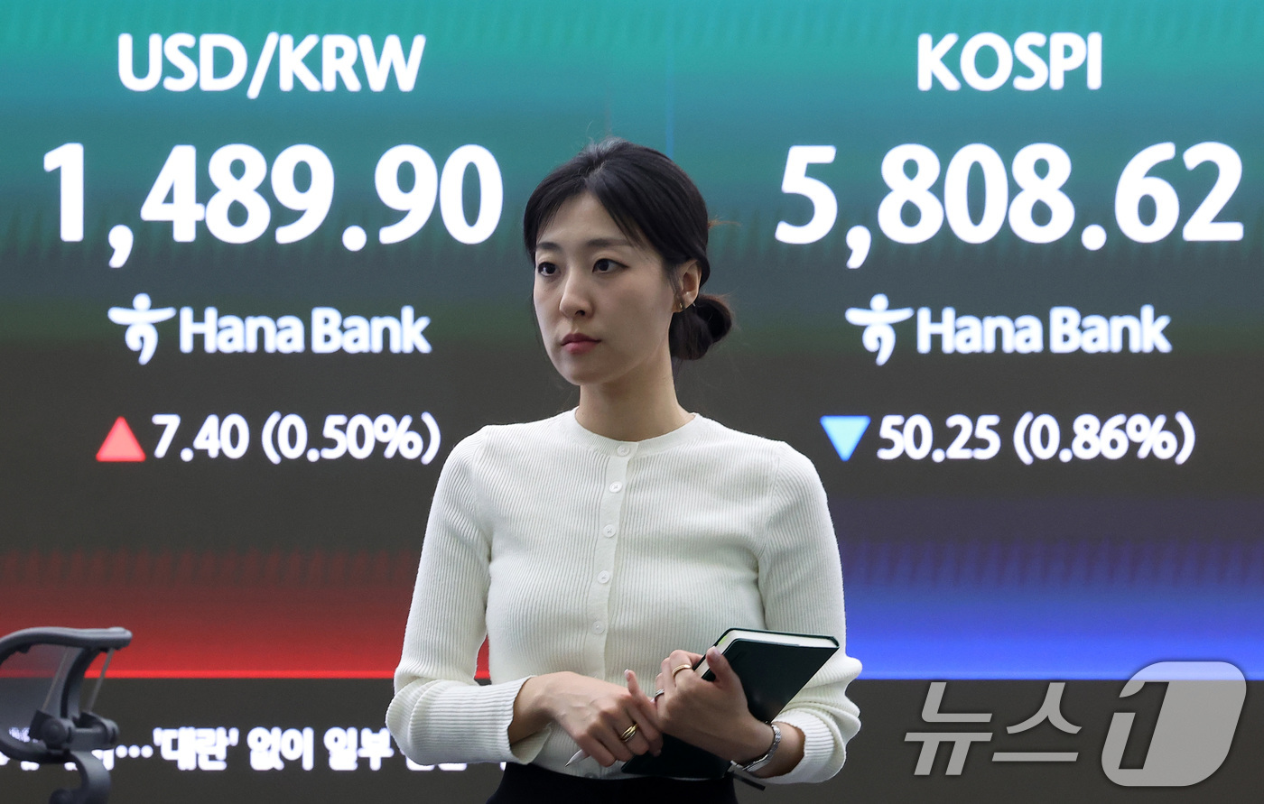 (서울=뉴스1) 김성진 기자 = 13일 서울 중구 하나은행 본점 딜링룸에 종가가 나오고 있다.이날 코스피는 전일 종가 대비 50.25포인트(0.86%) 하락한 5808.62로, 코 …