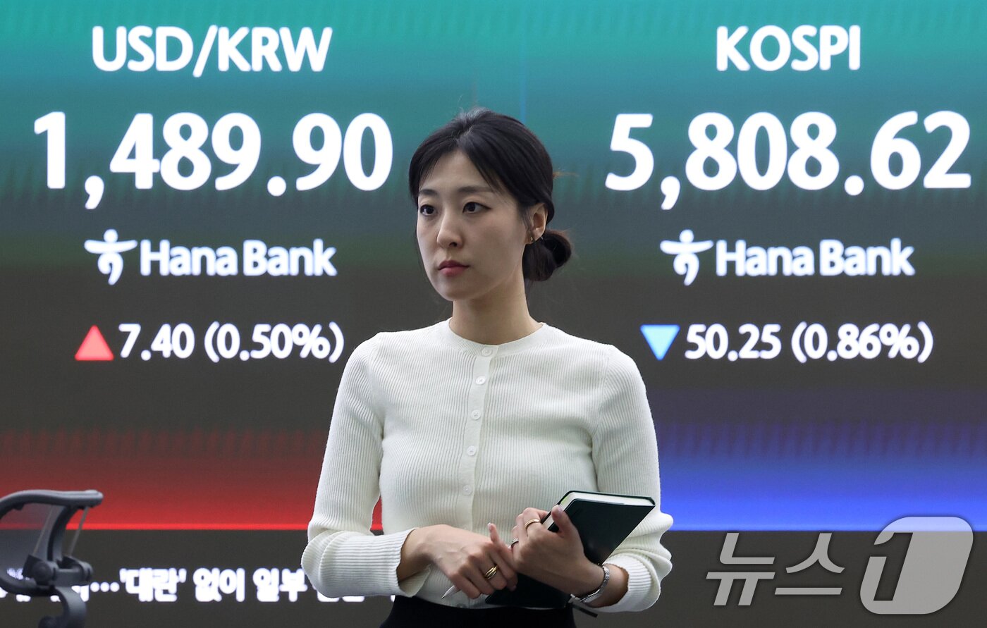 본문 이미지 - 13일 서울 중구 하나은행 본점 딜링룸에 종가가 나오고 있다.  2026.4.13 ⓒ 뉴스1 김성진 기자