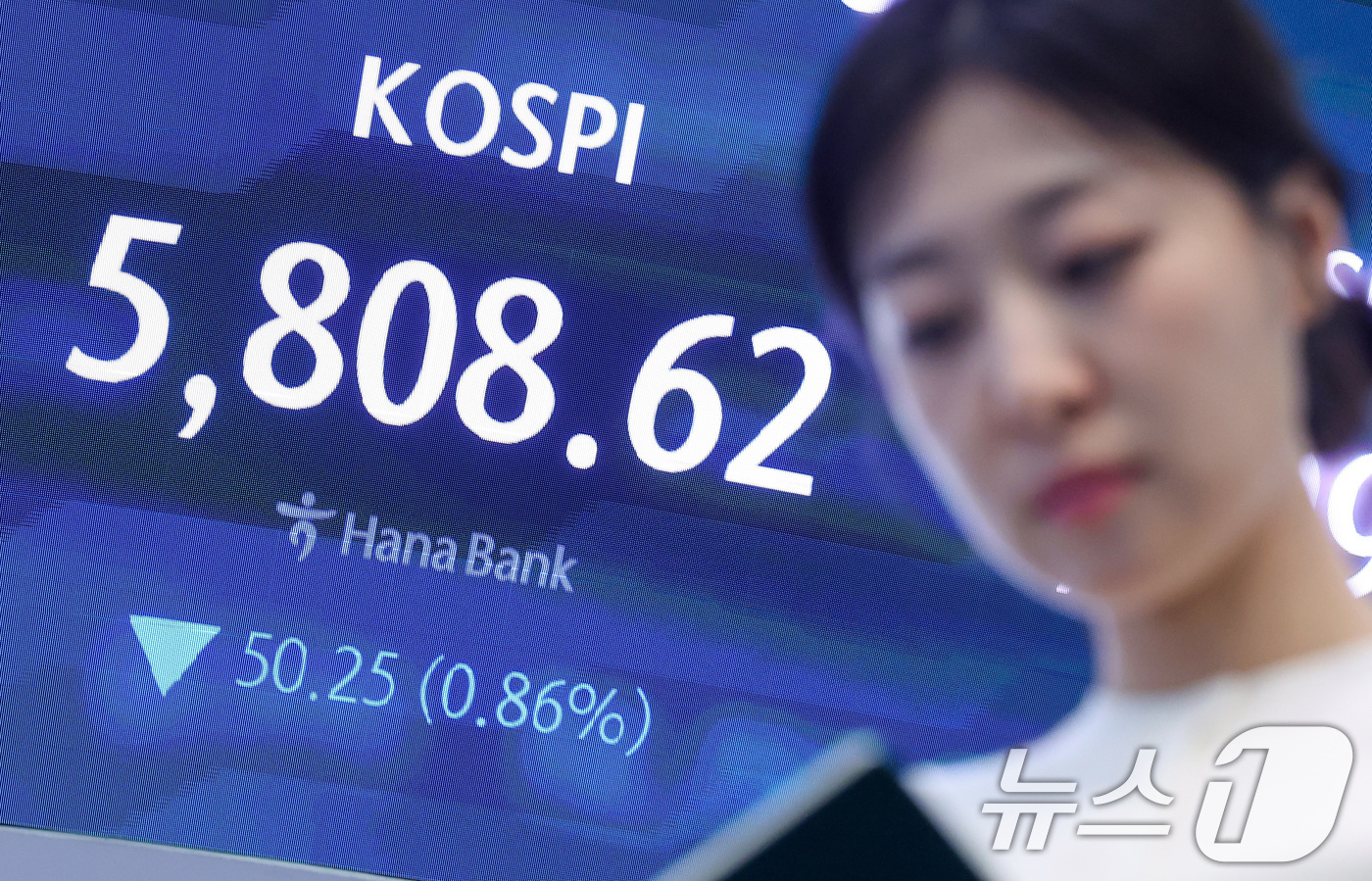 (서울=뉴스1) 김성진 기자 = 13일 서울 중구 하나은행 본점 딜링룸에 종가가 나오고 있다.이날 코스피는 전일 종가 대비 50.25포인트(0.86%) 하락한 5808.62로, 코 …